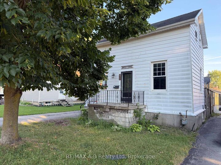 Property Photo:  103 Norfolk Street  ON N5A 3Y7 