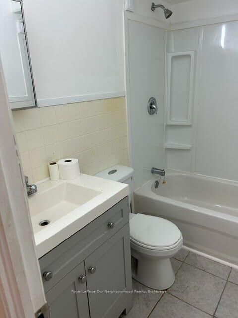 Property Photo:  211 Nonquon Road N 104  ON L1G 3S7 
