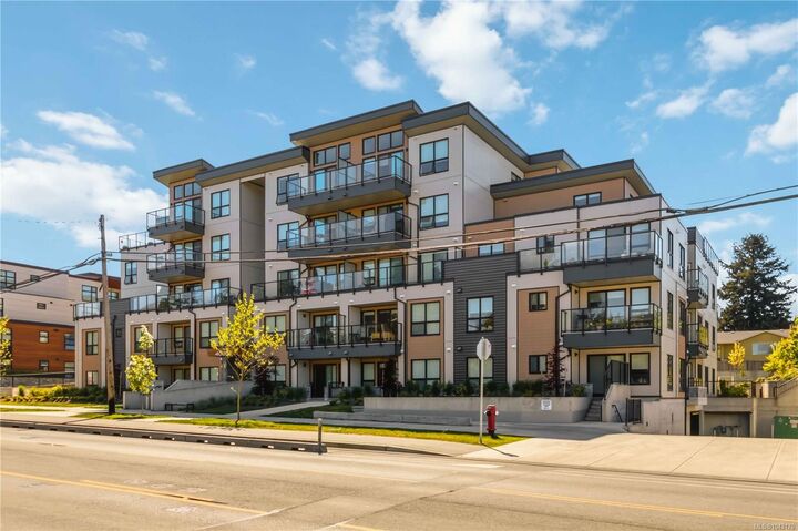 Property Photo:  4030 Shelbourne St #307  BC V8N 3E4 