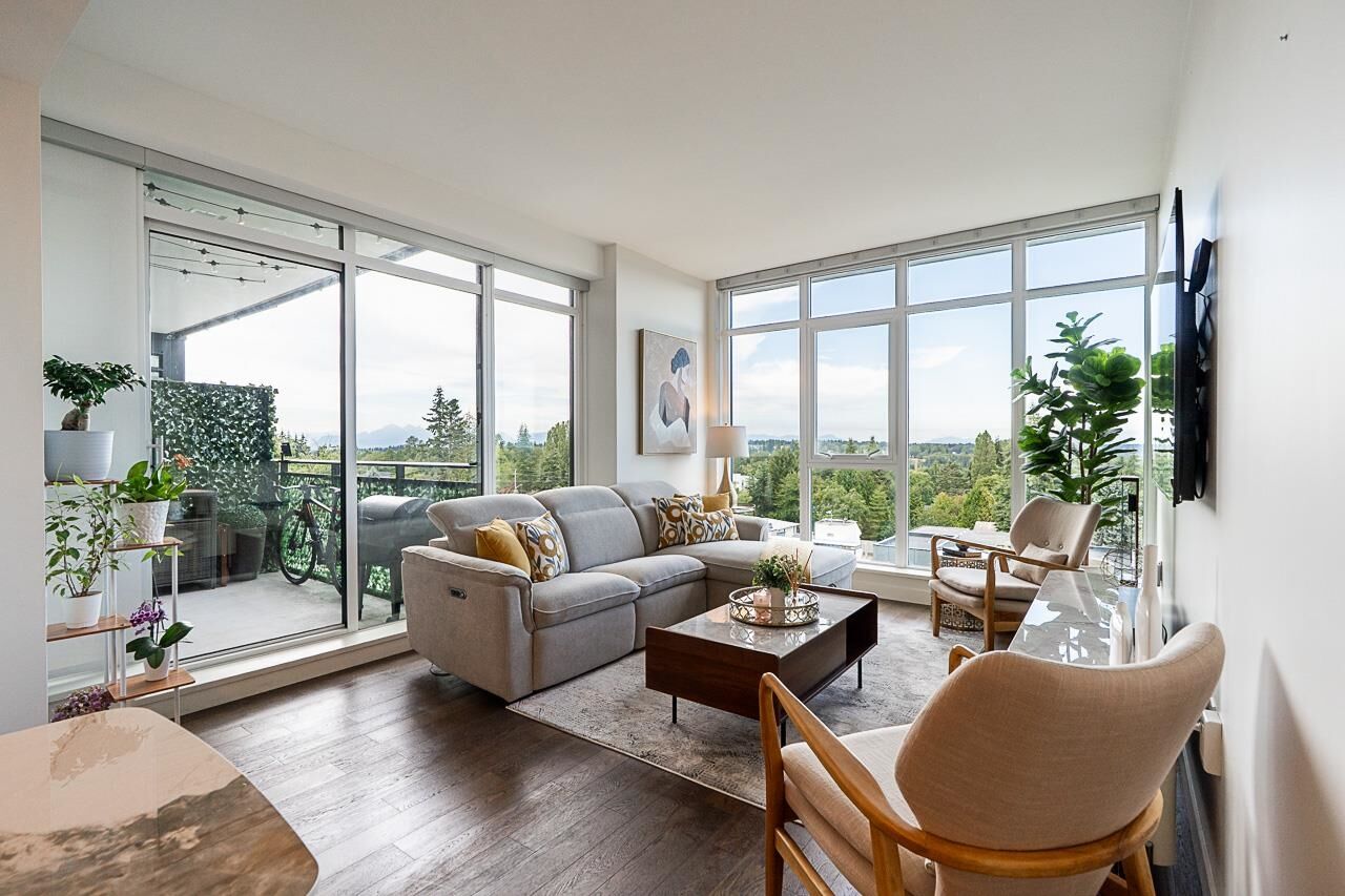 Property Photo: 1526 Finlay Street 504 BC V4B 4L9