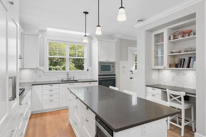 2071 Esquimalt Avenue — photo 1