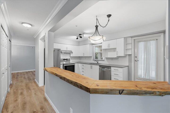 Property Photo: 5556 14 Avenue 105 BC V4M 4E7
