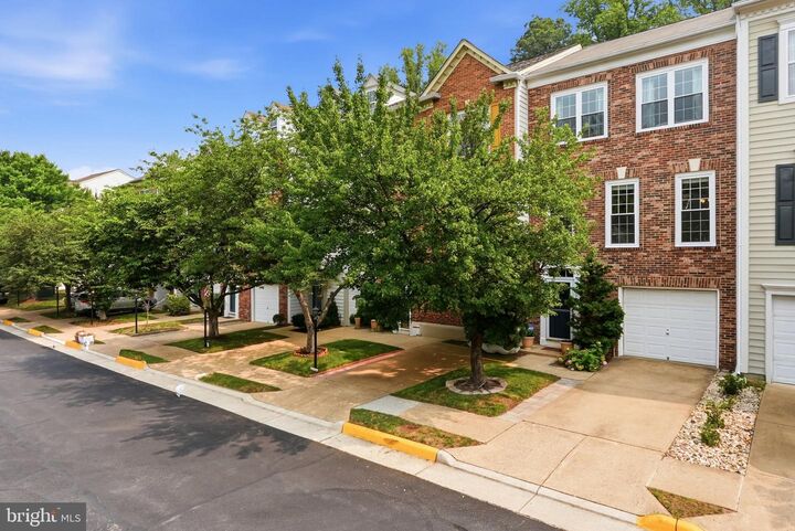 Property Photo:  5439 Summer Leaf Lane  VA 22312 