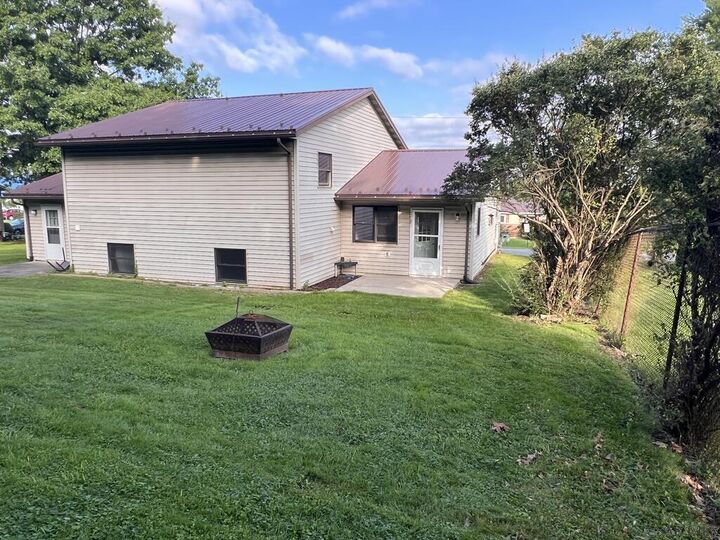 Property Photo:  216 Hastings  PA 15904 