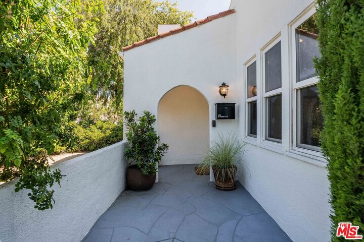Property Photo:  239 N Everett St  CA 91206 