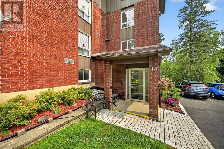 Property Photo:  14 Charlotte Place 16  ON K6V 6T4 