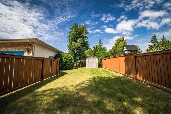 Property Photo: 40 Regent Crescent MB R7B 2W9