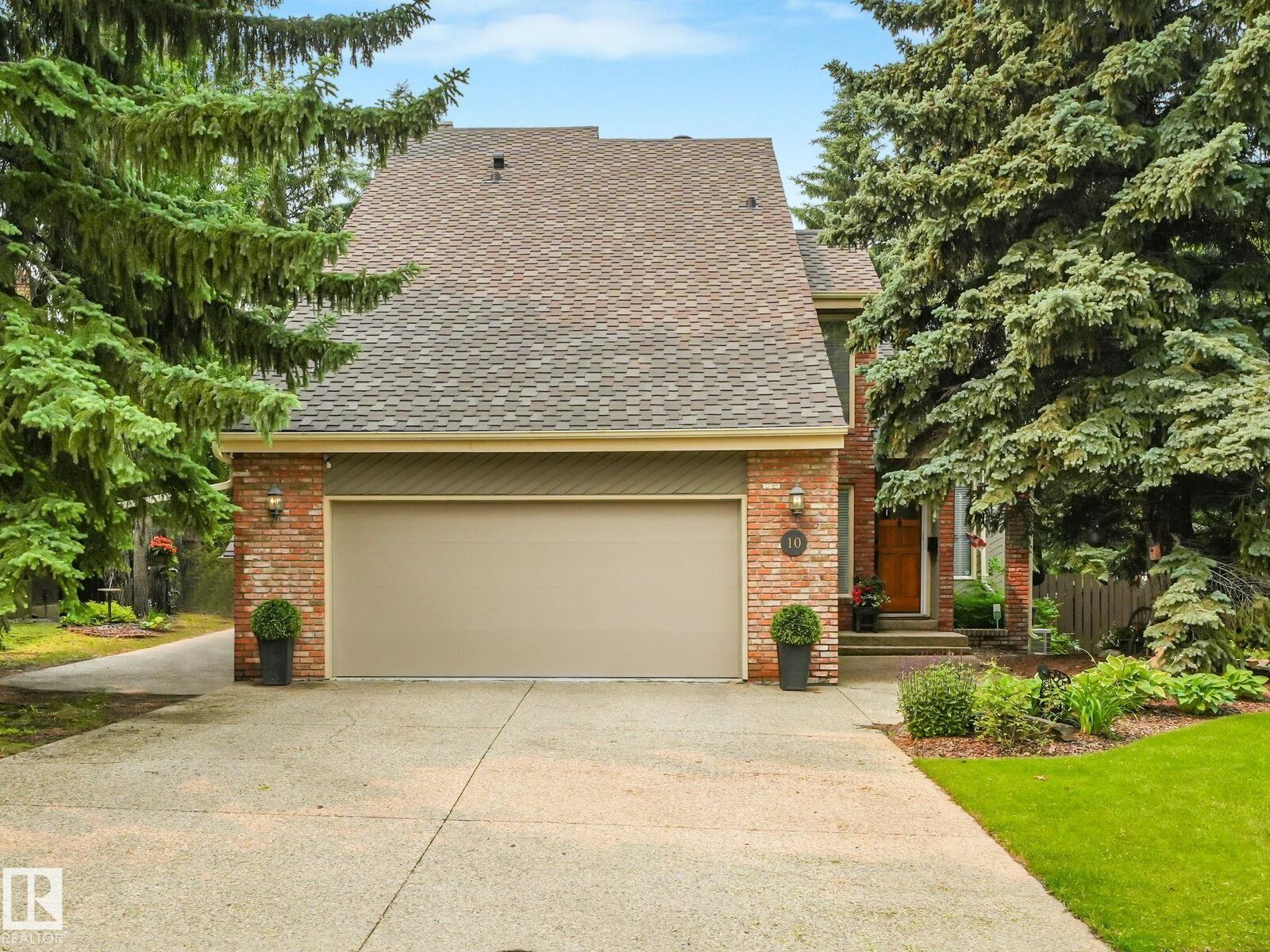 Property Photo: 10 Whiteoak Place AB T8N 3H4
