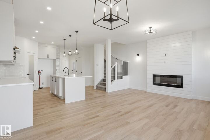 102 Spring Link — photo 1