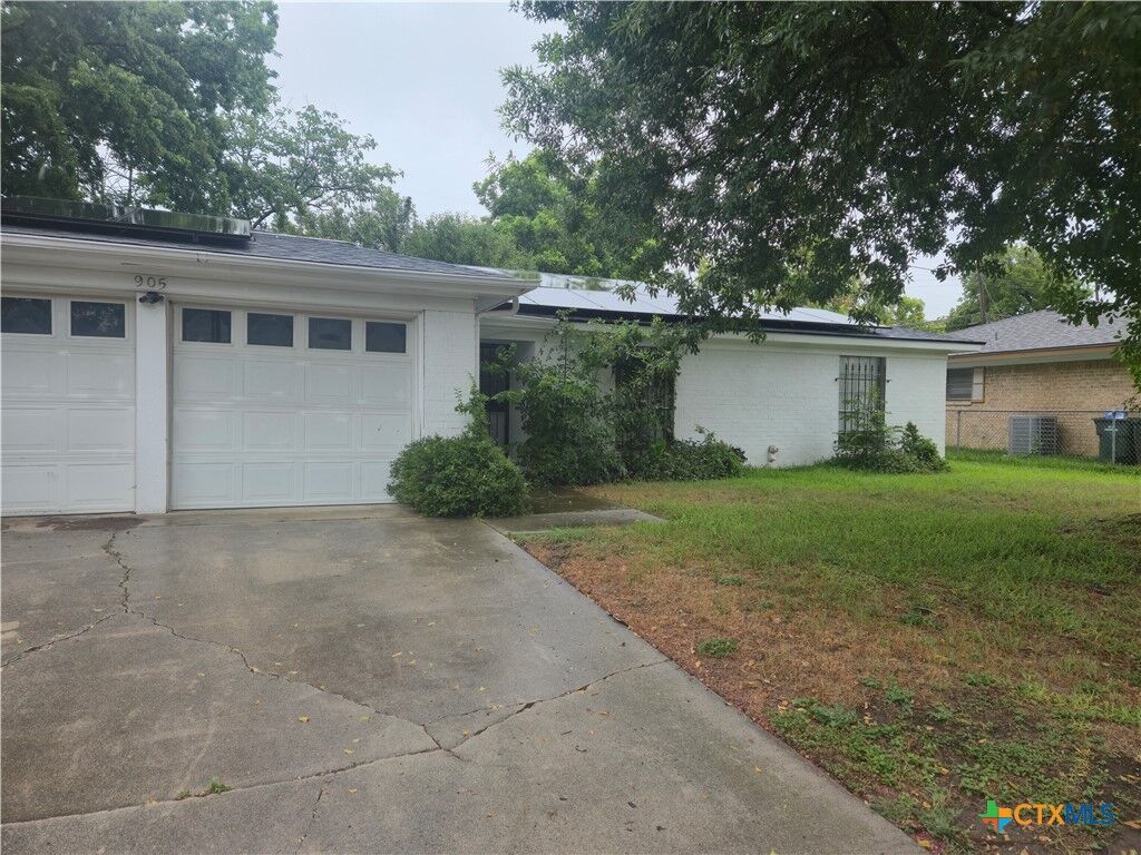 Property Photo: 905 Willow Brook Street TX 76522