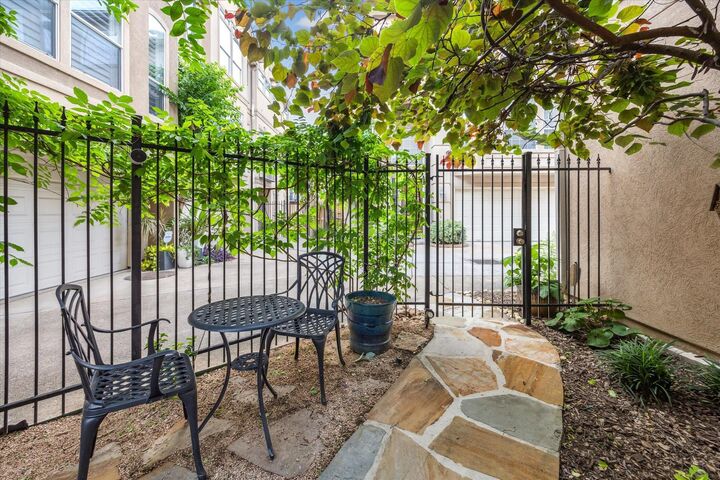 Property Photo:  107 Detering Street B  TX 77007 