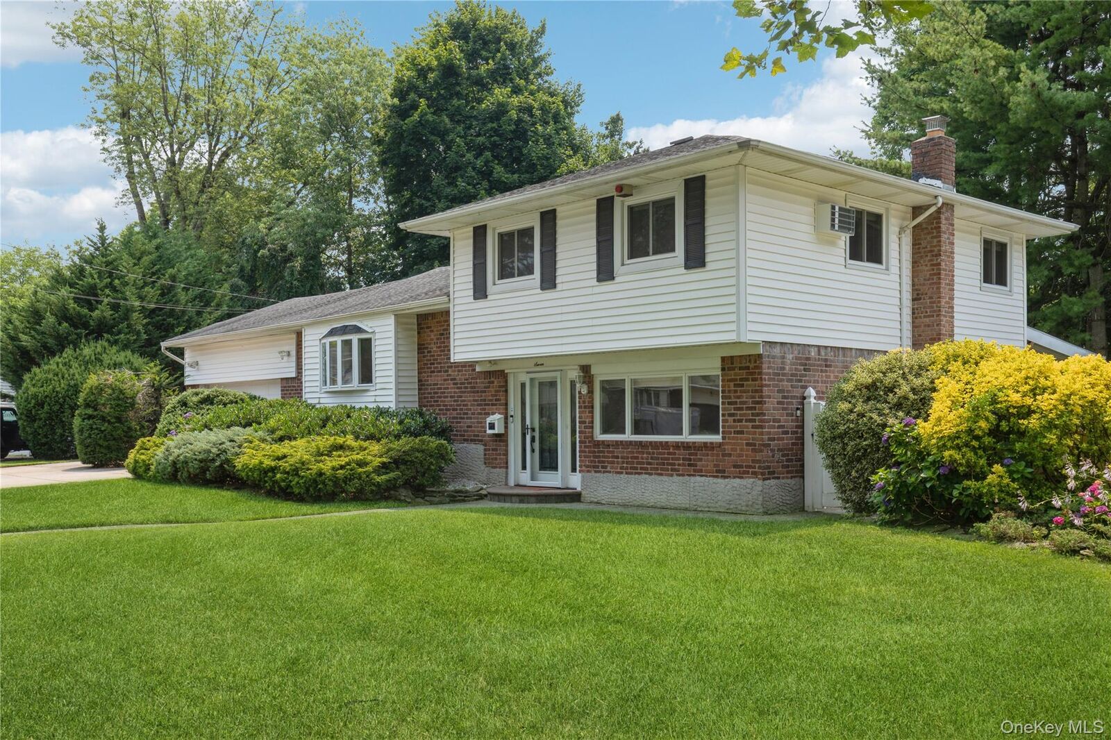 Property Photo:  7 Ebb Court  NY 11725 