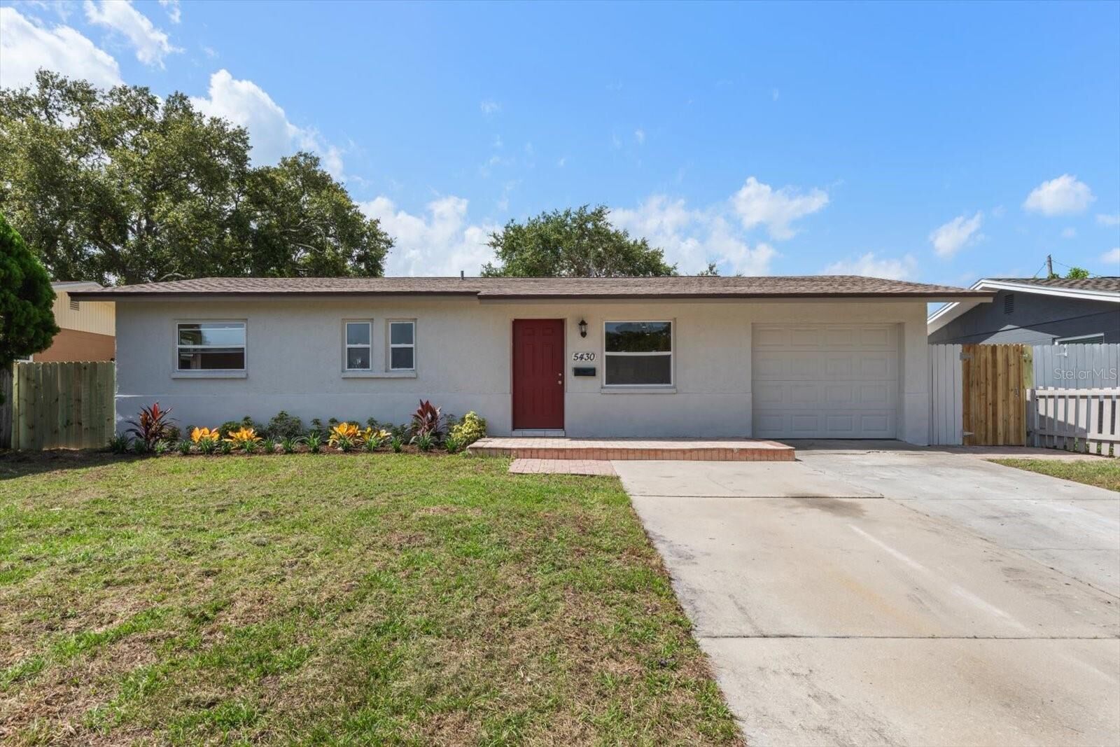 Property Photo:  