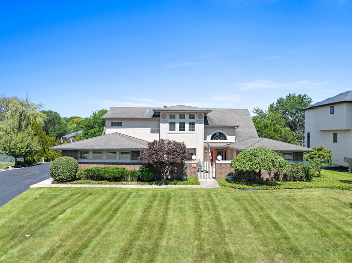 Property Photo: 14 Hamilton Lane IL 60523