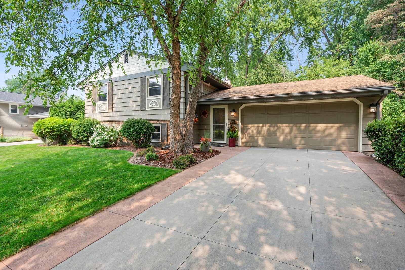 Property Photo: 2824 Fernwood Street MN 55113