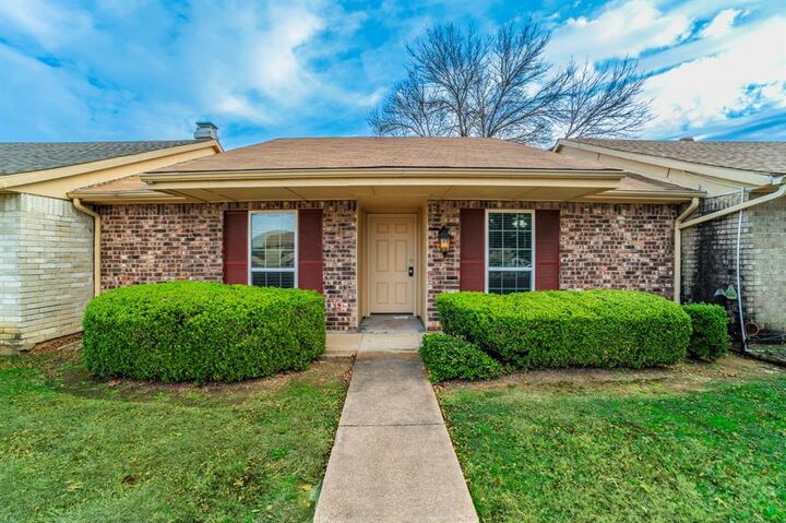 Property Photo: 5 E Townhouse Lane TX 75052