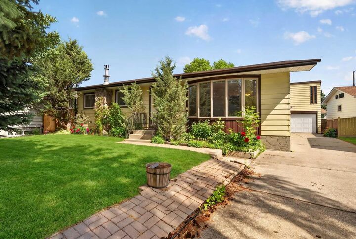 Property Photo: 135 Huntcroft Way NE AB T2K 4E4