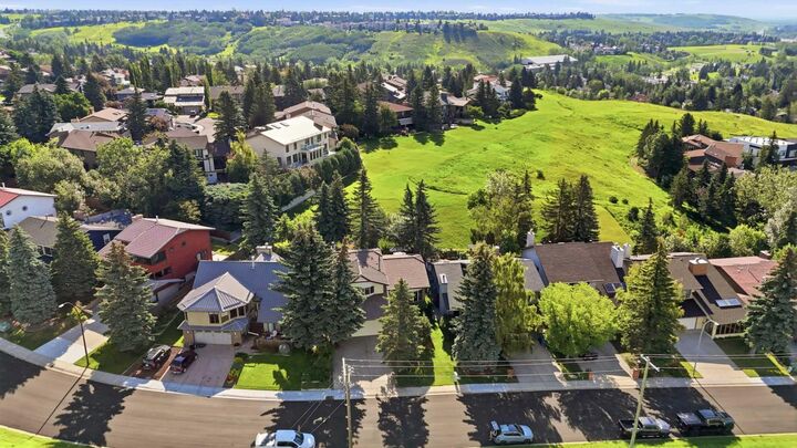 Property Photo:  149 Edgehill Drive NW  AB T3A 2W5 