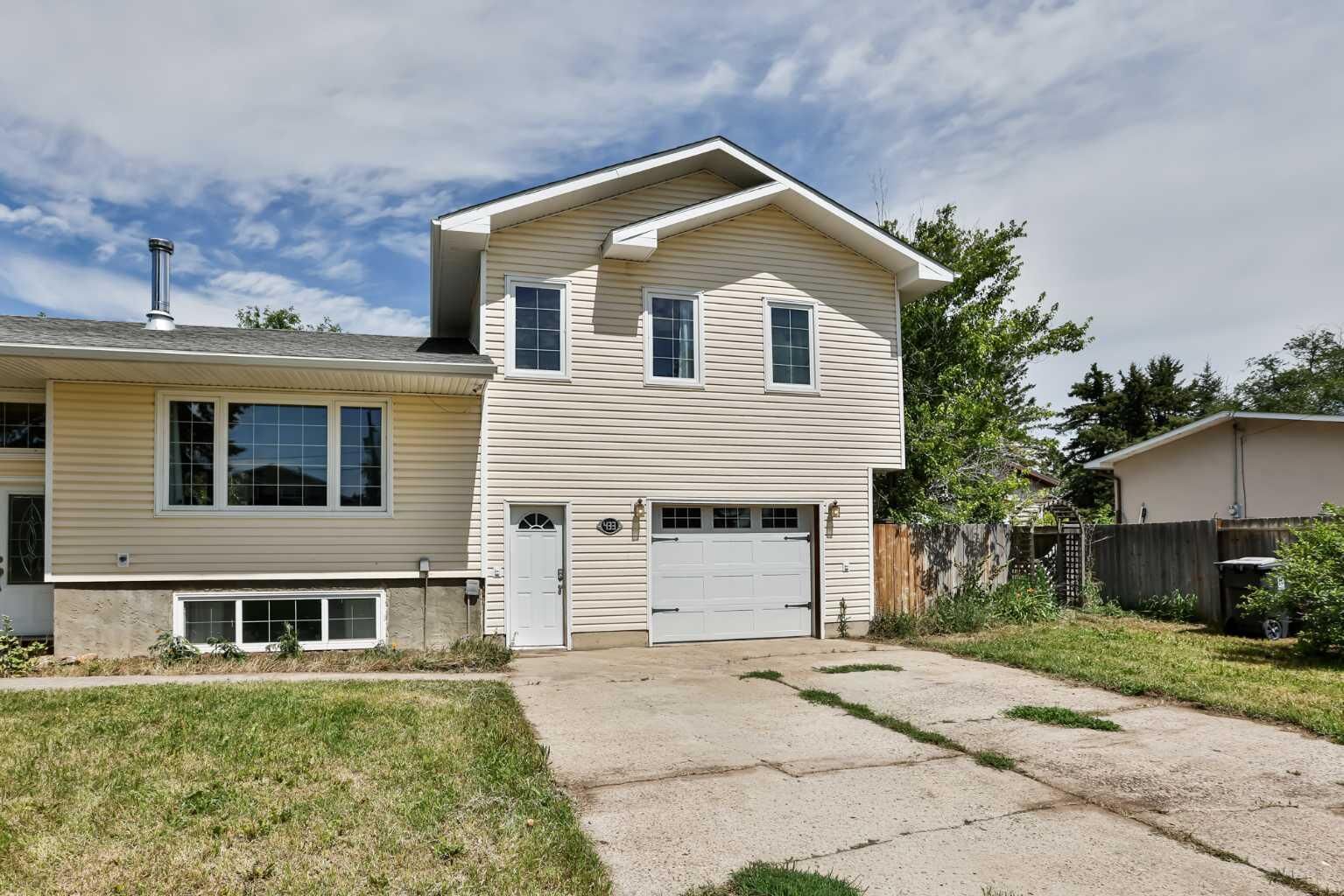 Property Photo:  433 5 Avenue  AB T0K 2E0 