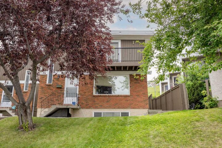 Property Photo:  111 Huntington Park Green NW 8  AB T2K 5H4 