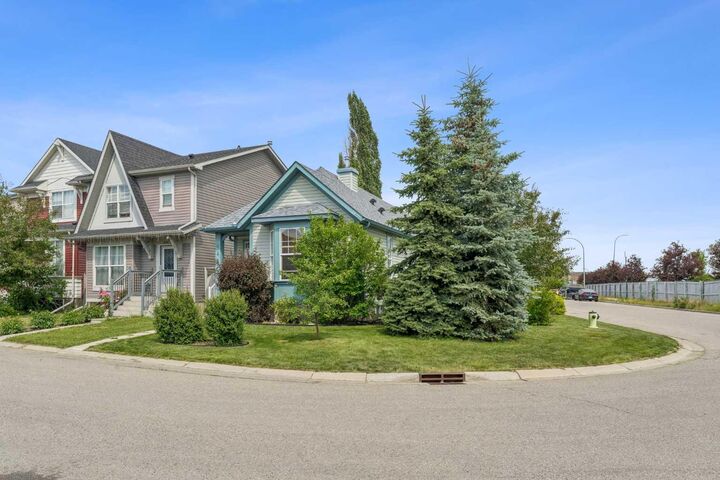 Property Photo:  2046 New Brighton Gardens SE  AB T2Z 4X4 