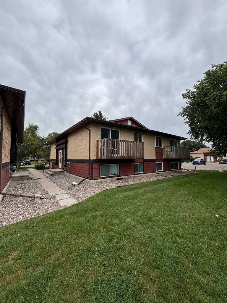 Property Photo:  5 Acadia Road W 4  AB T1K 4C1 