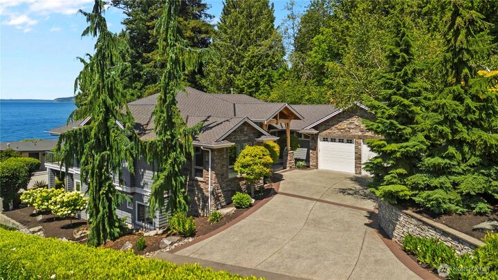 Property Photo:  18608  Sound View Place  WA 98020 