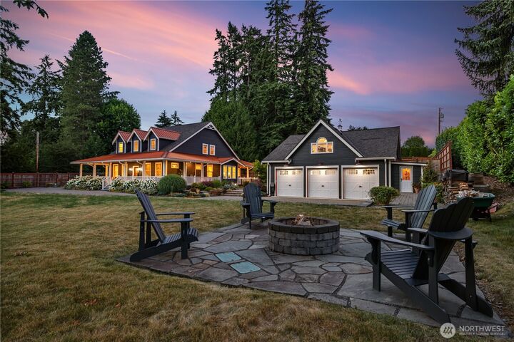 Property Photo:  24229  7th Ave SE Avenue SE B  WA 98021 