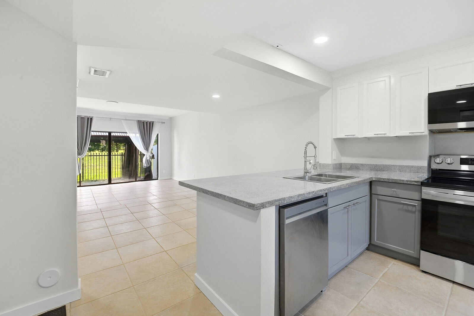 Property Photo: 642 NE 195th Street FL 33179