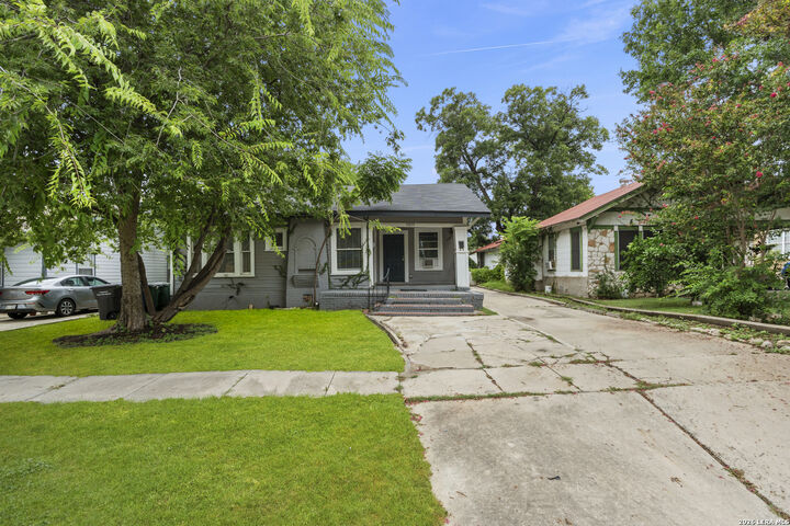Property Photo: 1311 W French Pl TX 78201