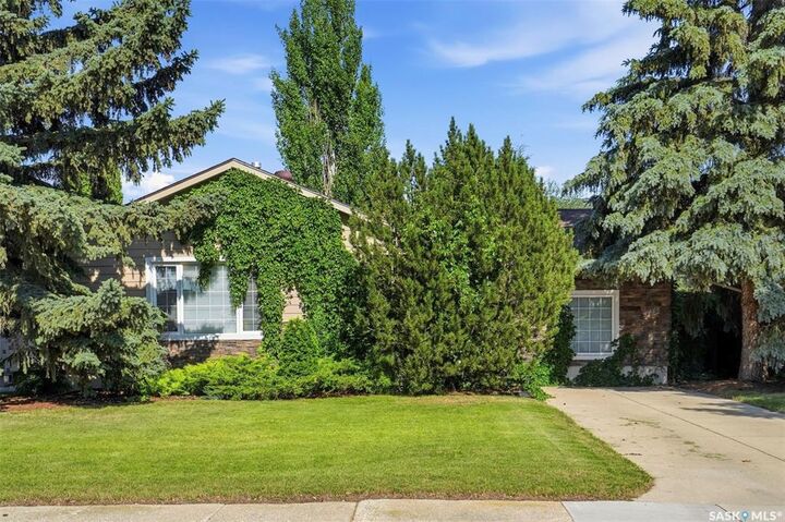 Property Photo:  1921 Sommerfeld Avenue  SK S7J 2E2 