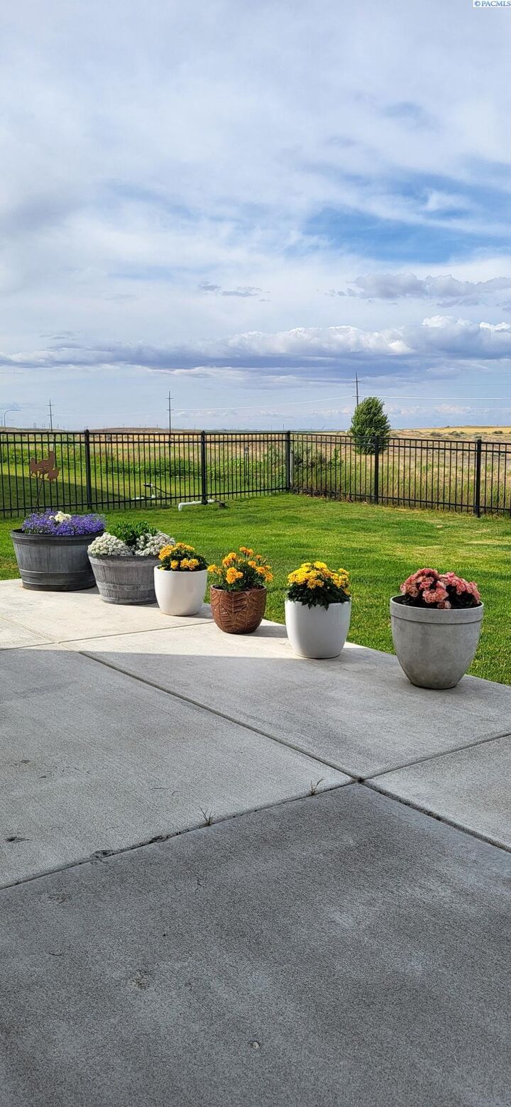 Property Photo: 2660 Sandpiper Loop WA 99354