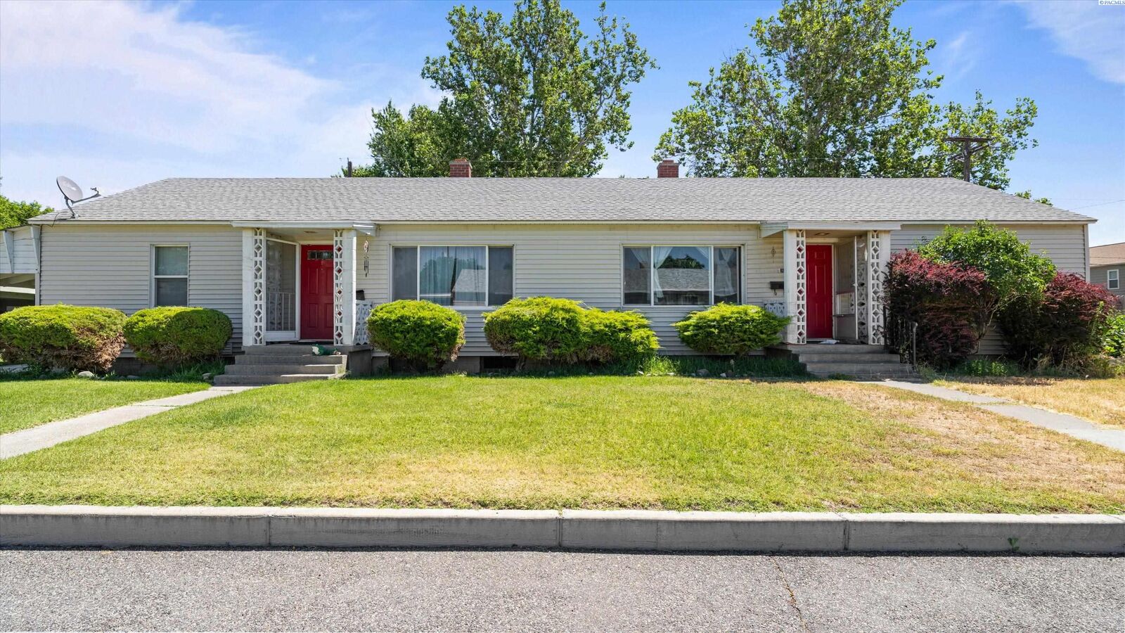 Property Photo:  1402/1404 Haupt Ave  WA 99354 