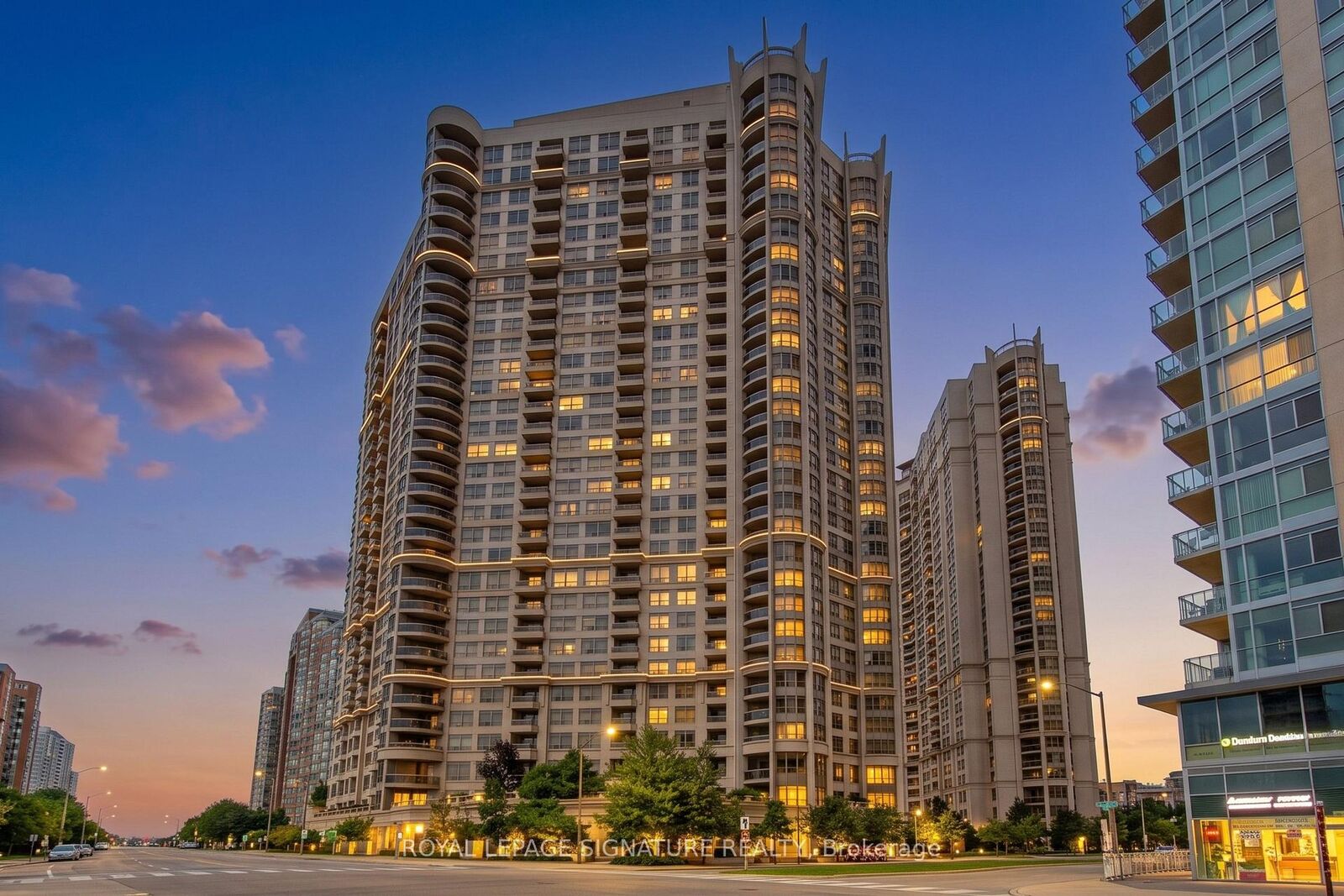 Property Photo:  3880 Duke Of York Boulevard 906  ON L5B 4M7 