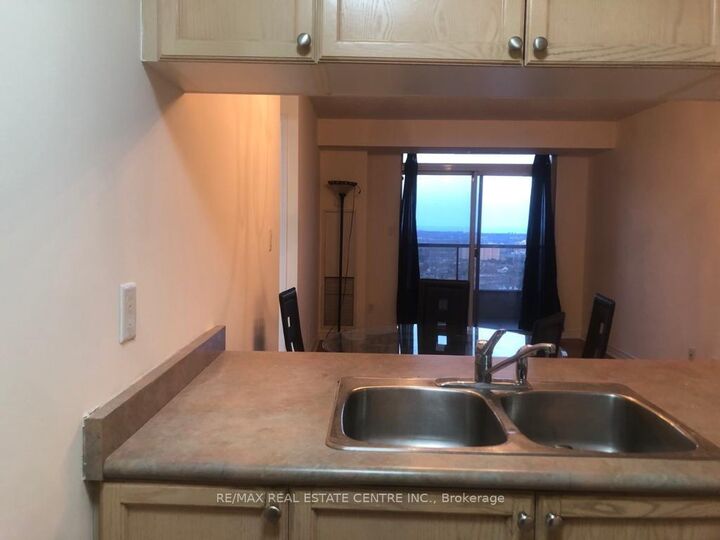 Property Photo: 3880 Duke Of York Boulevard 2409 ON L5B 4M7