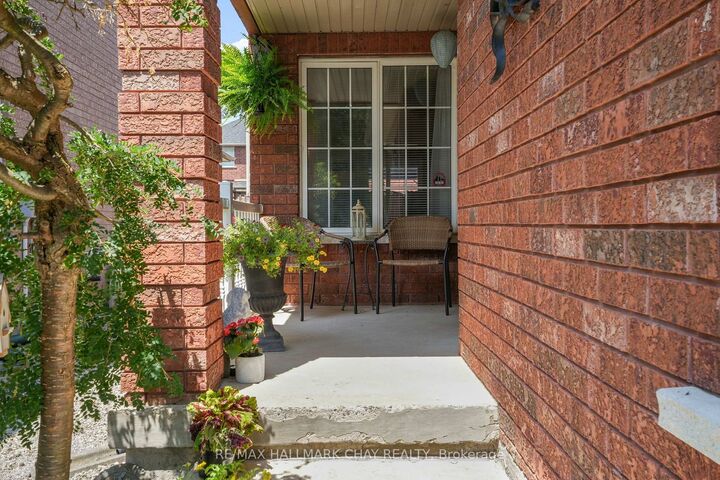 Property Photo: 110 Henderson Crescent ON L9R 1Y5
