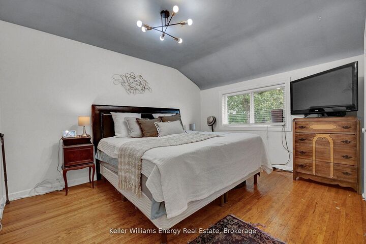Property Photo:  906 Centre Street N  ON L1N 4V1 