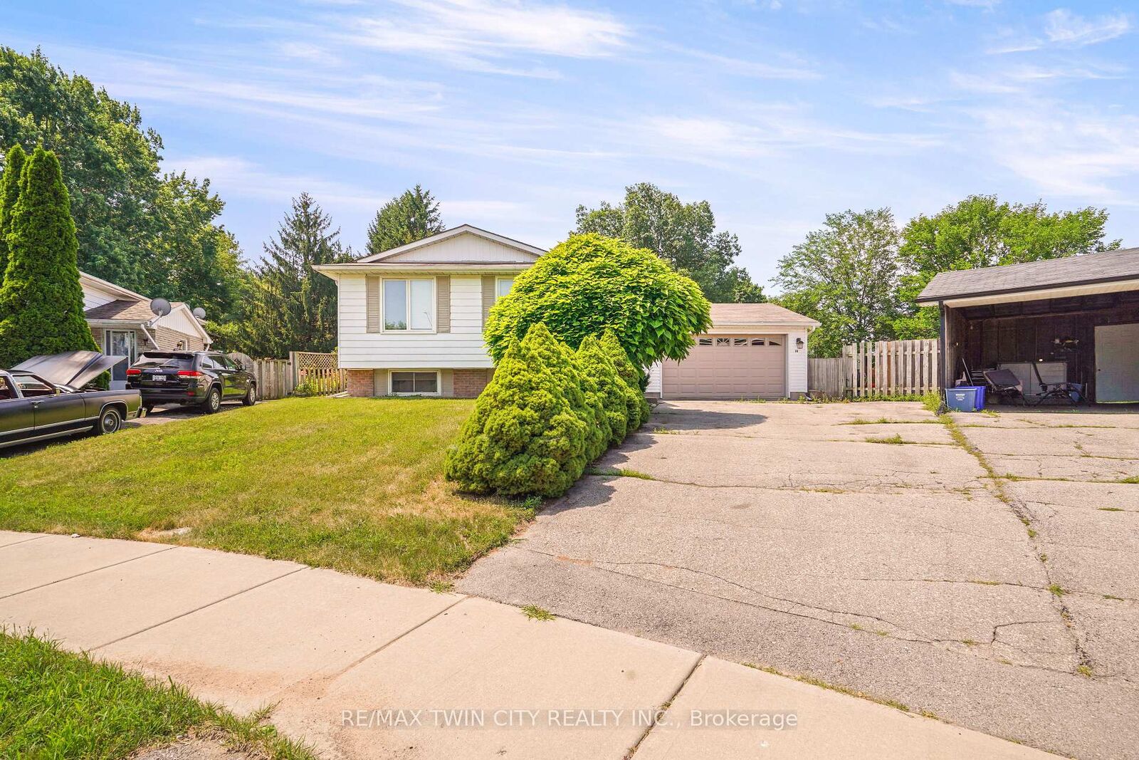 Property Photo: 14 Thistledown Drive ON N3R 6R9