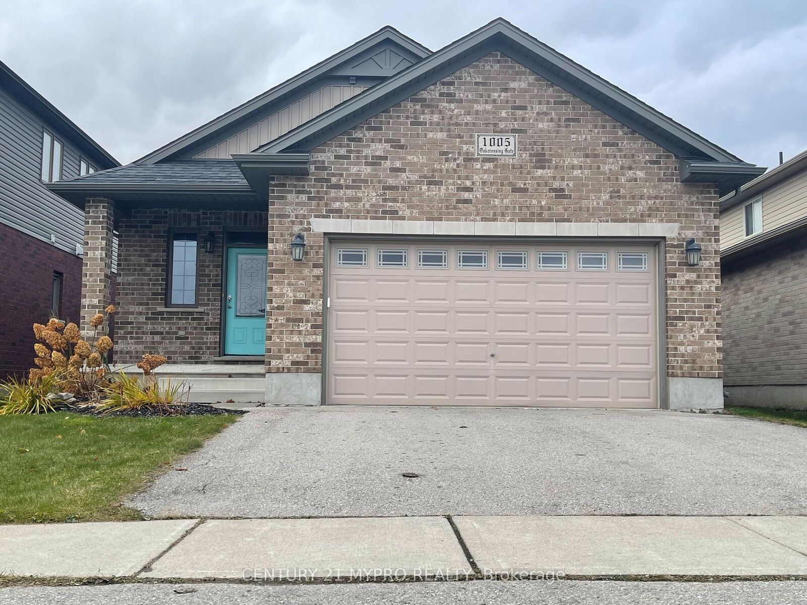 Property Photo:  1005 Oakcrossing Gate  ON N6H 0E9 