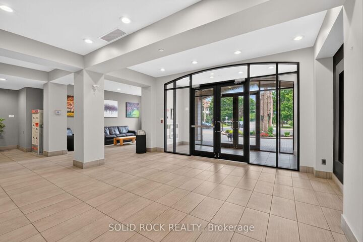 Property Photo: 808 Bronson Avenue Ph18 ON K1S 5A4
