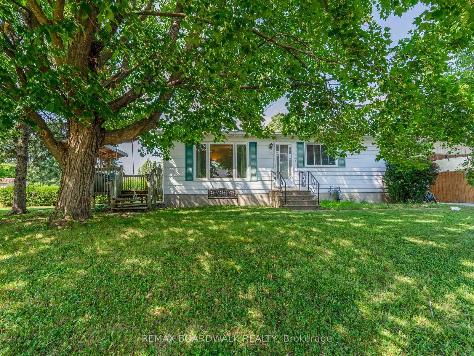 Property Photo: 5 Laurentian Place ON K7S 2X8