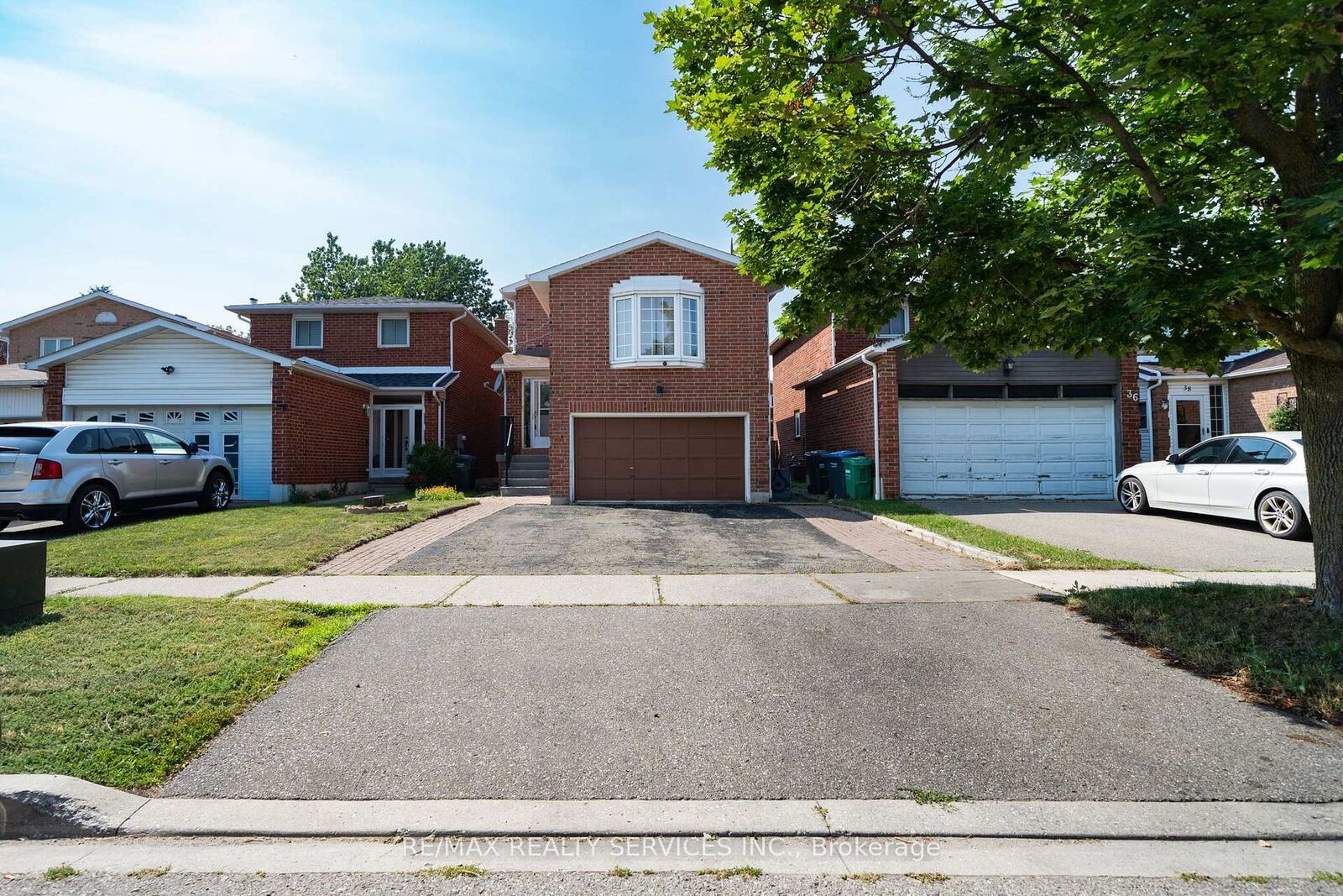 Property Photo: 34 Clarridge Court ON L6X 3N5
