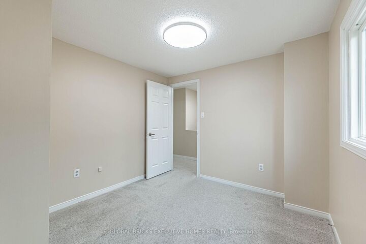 2150 Hunt Crescent — photo 1