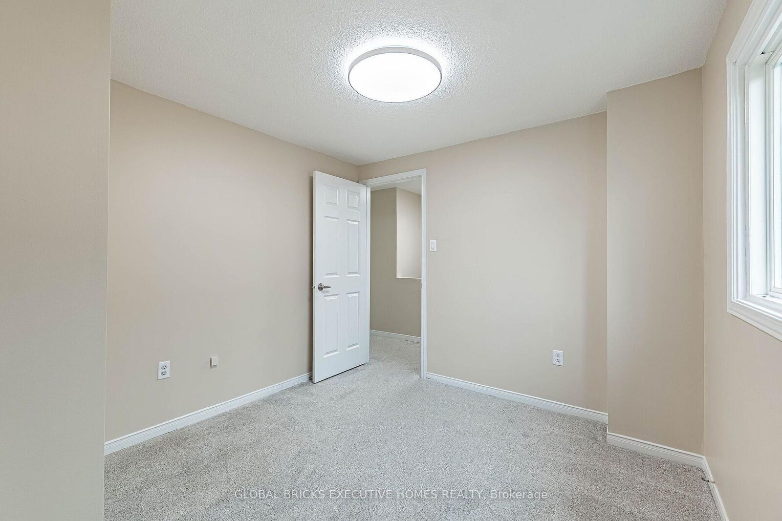 Property Photo:  2150 Hunt Crescent  ON L7M 2P3 