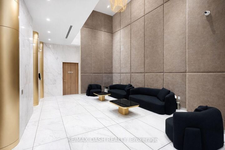 Property Photo:  628 Church Street 4402  ON M4Y 0G9 