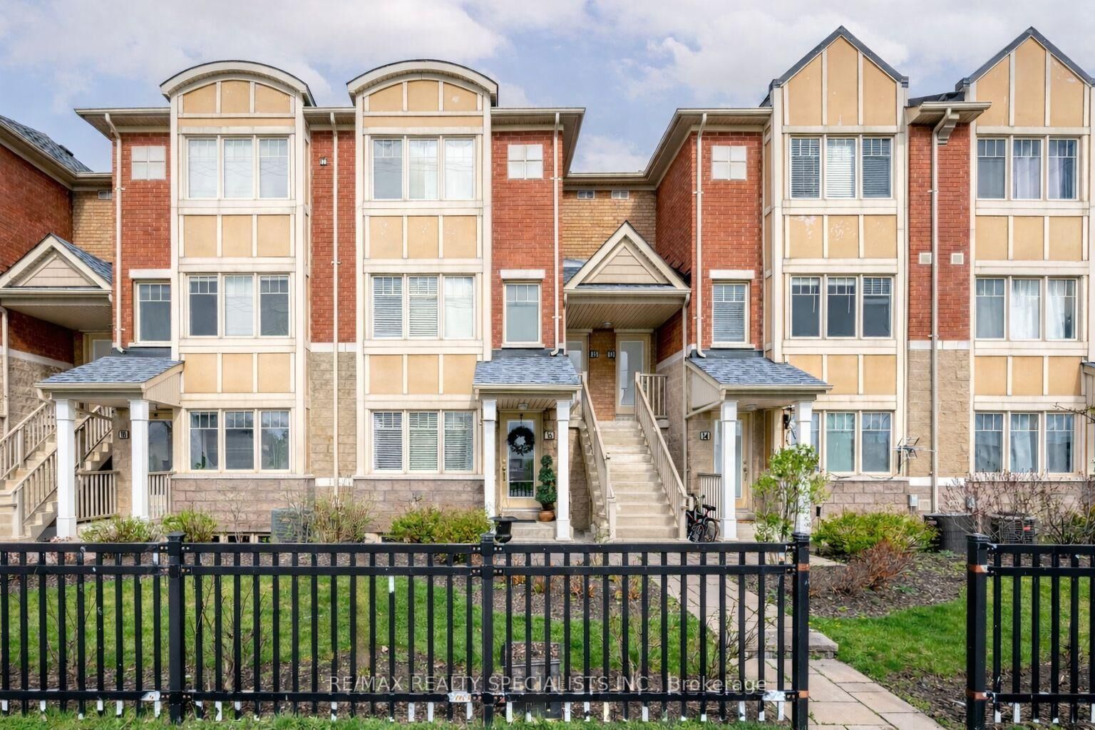 Property Photo: 3975 Eglinton Avenue W 16 ON L5M 0E7