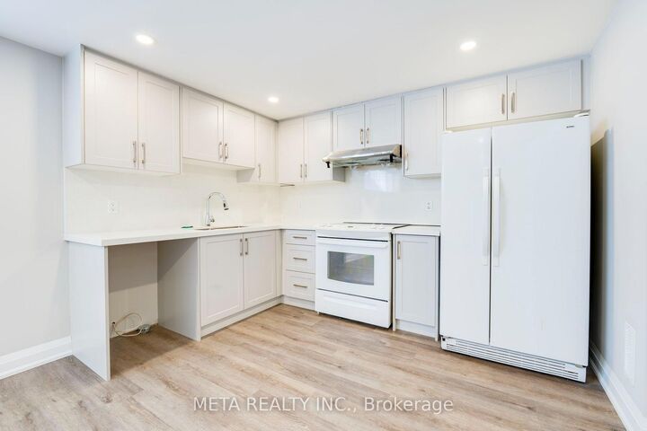 Photo de la propriété: 6 Fintona Avenue Bsmnt ON M1E 1V3