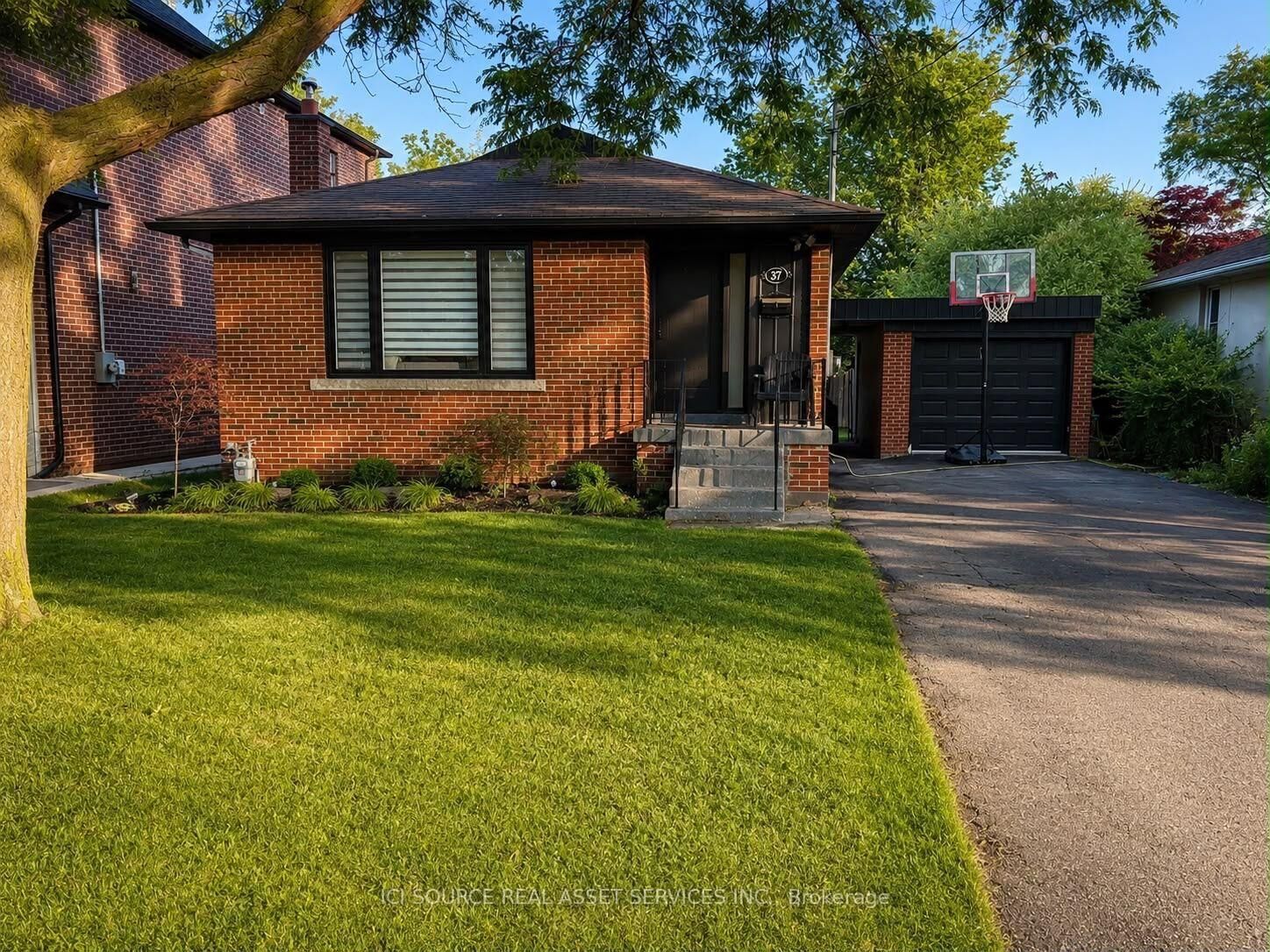 Property Photo:  37 Bainbridge Avenue  ON M3H 2J8 