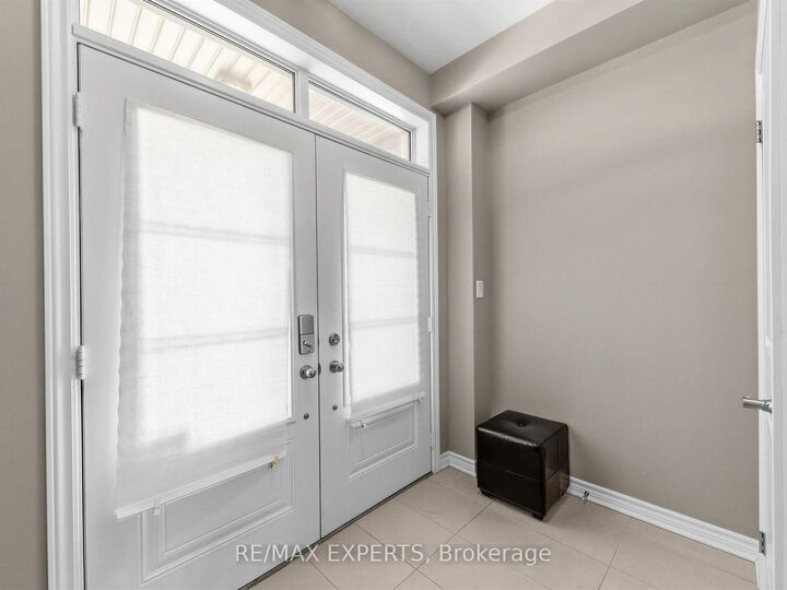 Property Photo: 52 Vedette Way ON L4H 4K2