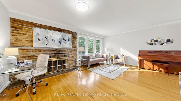 40 Ravencliff Crescent — photo 1